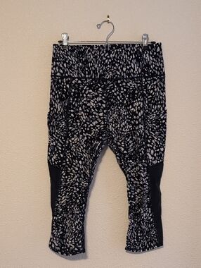 Athleta Blue and Stone Gray Printed Capri Leggings